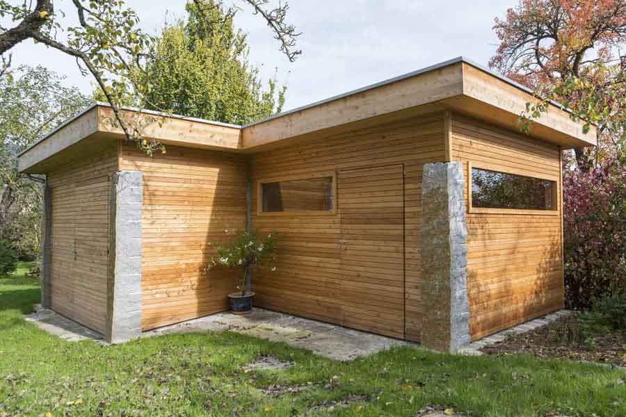 Gartenhaus aus Holz mit Naturstein-Eckelementen