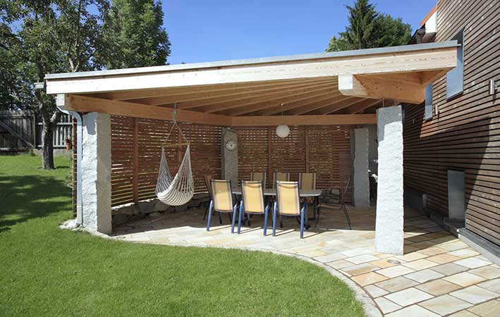 Pergola aus Holz mit Naturstein-Säulen